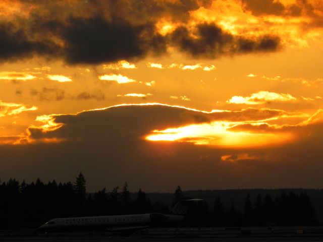 Canadair Regional Jet CRJ-700 (N764SK) - Whos that taxiing in front of my sunset?!