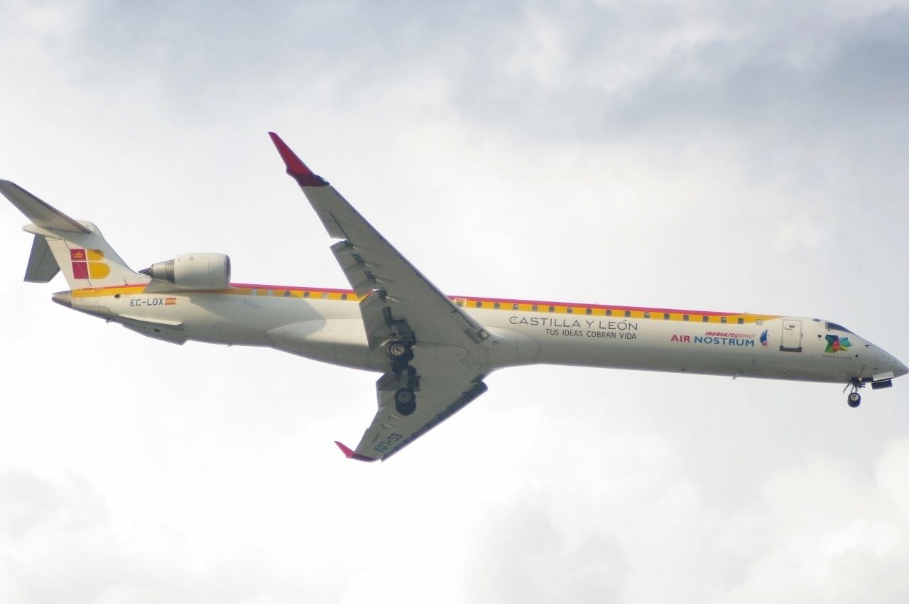 Canadair Regional Jet CRJ-900 (EC-LOX) - l'aeromobile crj900 l'ho fotografato all'aeroporto di bologna in atterraggio