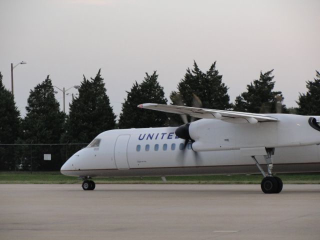 de Havilland Dash 8-400 (N34NG)