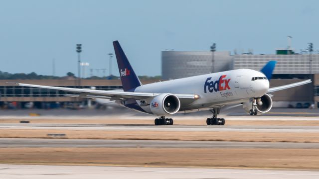 Boeing 777-200 (N884FD)