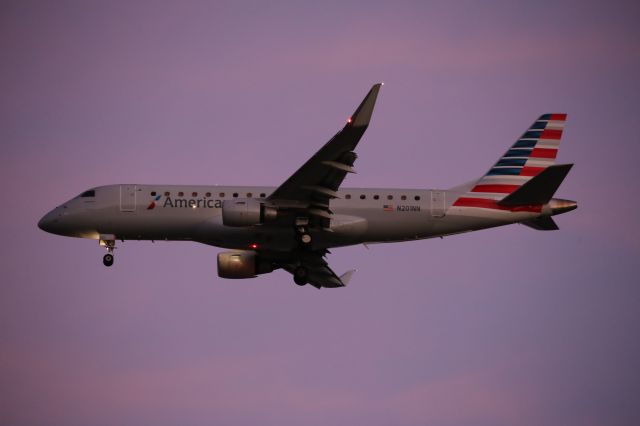 EMBRAER 175 (long wing) (N201NN)