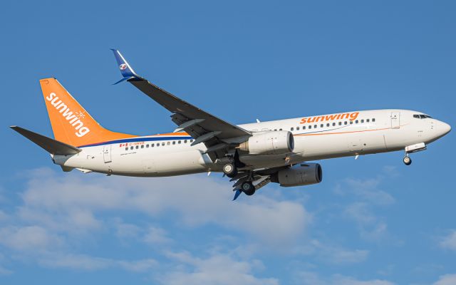 Boeing 737-800 (C-GNVR)