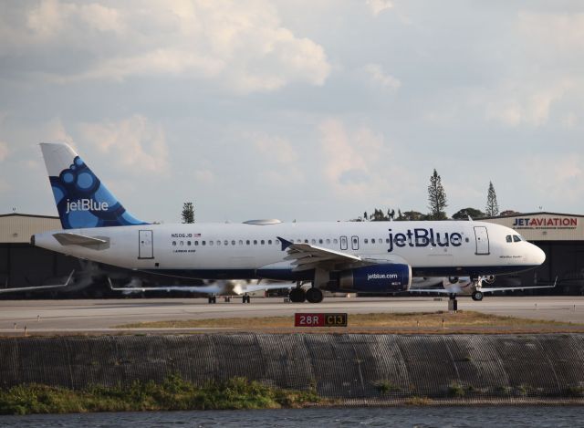 Airbus A320 (N506JB)