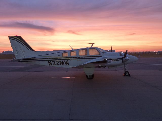 Beechcraft Baron (58) (N32MW) - Beautiful sunrise. 28 OCT 2016.