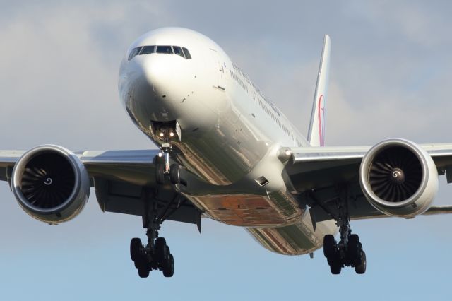 — — - Japan Airlines, B77W, approaches runway 027L at EGLL.