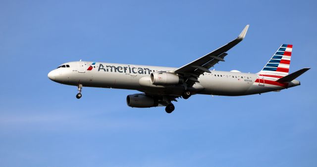 Airbus A321 (N901AA) - On final is this 2017 American Airlines Airbus A321-231 (WL) from the Autumn of 2020.