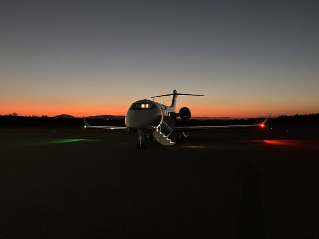 Canadair Challenger 350 (N892AB) - Sunset in KHKY