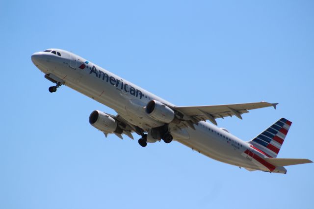 Airbus A321 (N156UW) - Plane Type: 2013 Airbus A321-211br /Route: CLT-SFObr /Airline: American Airlines br /Livery: br /Registration: N156UWbr /Owned By: American Airlines INCbr /Runway: 36C