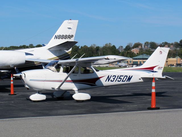 Cessna Skyhawk (N315DM) - A very nice, new generation Skyhawk.