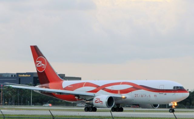 BOEING 767-200 (N881YV)