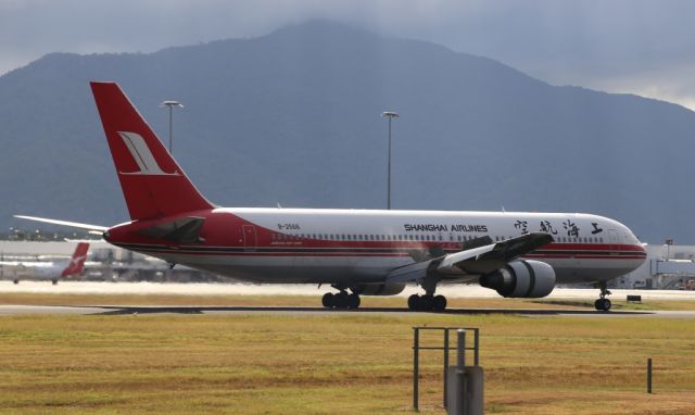 BOEING 767-300 (B-2566) - Shanghai Airlines B763 B-2566 arriving at Cairns Airport 8 Jan 2014.