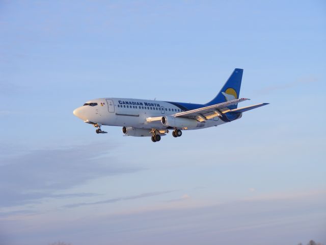 Boeing 737-200 — - landing on 25