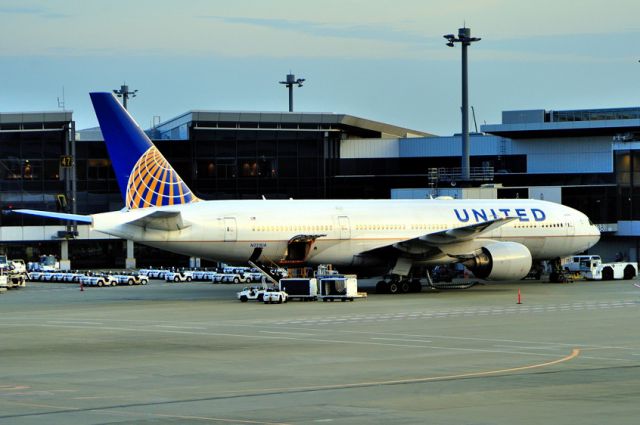 Boeing 777-200 (N223UA) - Reflecting the setting sun