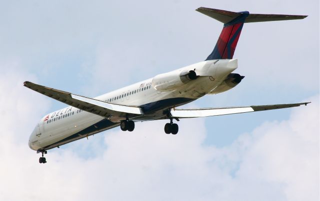 McDonnell Douglas MD-88 (N915DE)