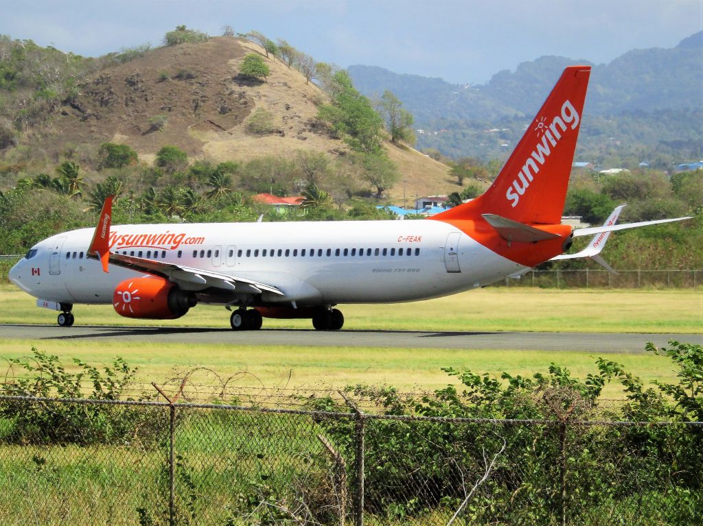 Boeing 737-800 (C-FEAK)