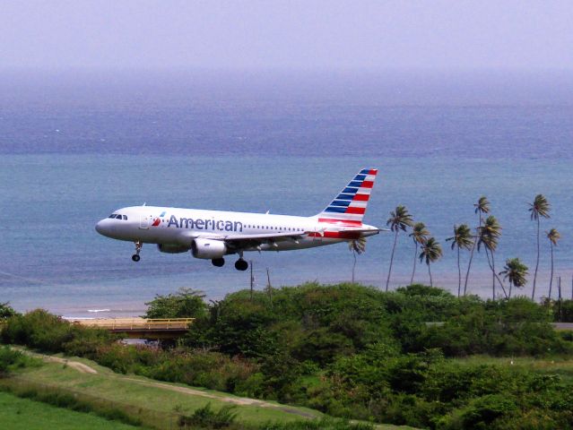 Airbus A319 (N713UW)