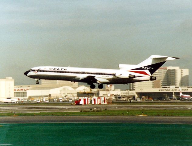 BOEING 727-200 (N478DA) - KLAX - 1990 view from the FedEx lot - early am arrival from SLC onto 25L.