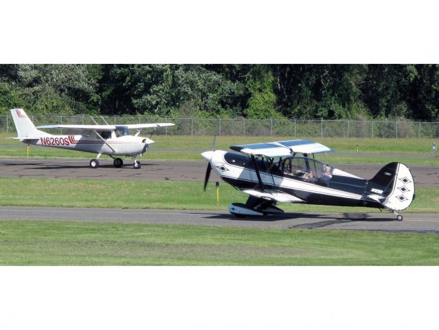 Cessna 152 (N6260S) - Two very different aircraft meet at Danbury CT.