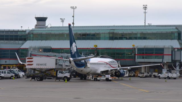 Boeing 737-800 (XA-AMS) - Aeroméxico Boeing 737-852(WL) XA-AMS in Toronto 