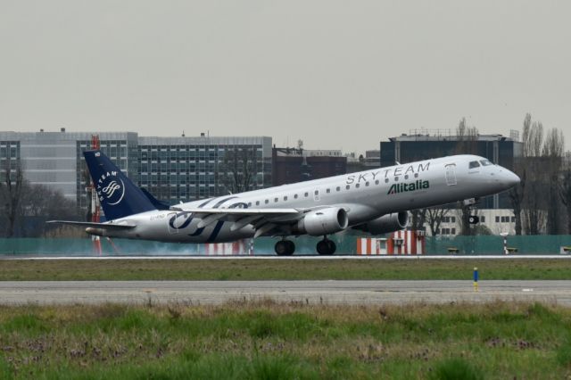 Embraer ERJ-190 (EI-RND)