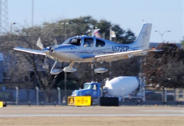 Cirrus SR-22 (N572CP)