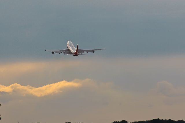 Boeing 747-200 (B-2437)