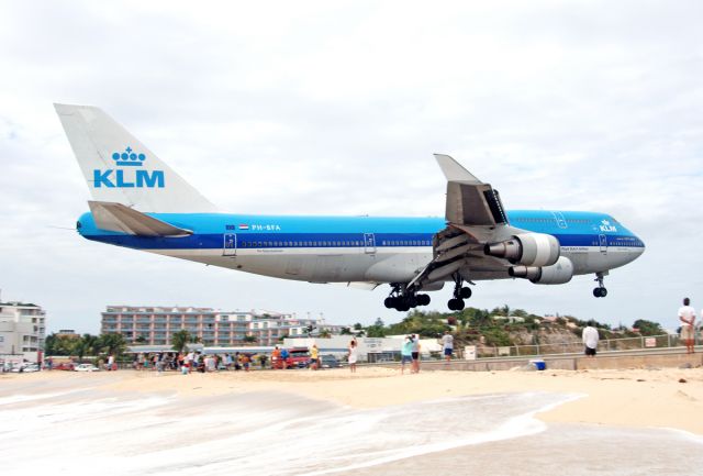 Boeing 747-200 (PH-BFA) - Back in the day, over MAHO, 2006