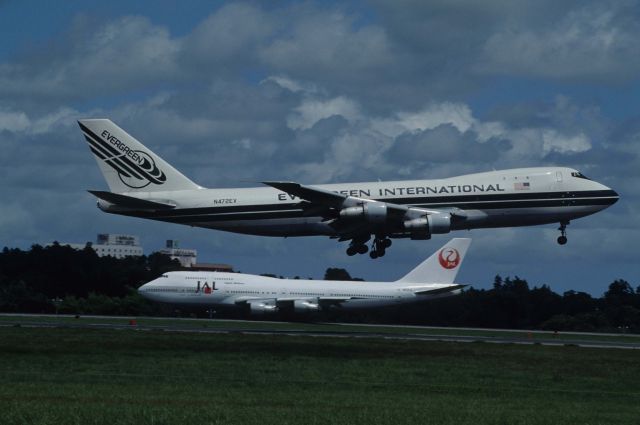 BOEING 747-100 (N472EV) - Short Final at Narita Intl Airport Rwy16 on 1992/08/21