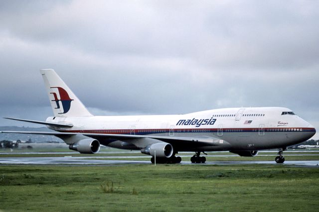 9M-MPE — - MALAYSIA AIRLINES - BOEING 747-4H6 - REG : 9M-MPE (CN 25702/999) - ADELAIDE INTERNATIONAL AIRPORT SA. AUSTRALIA - YPAD 11/6/1995