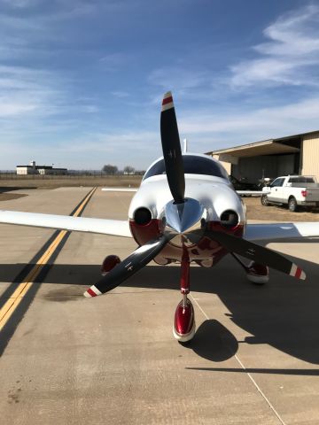 Cessna 350 (N248AP) - Ready and waiting 