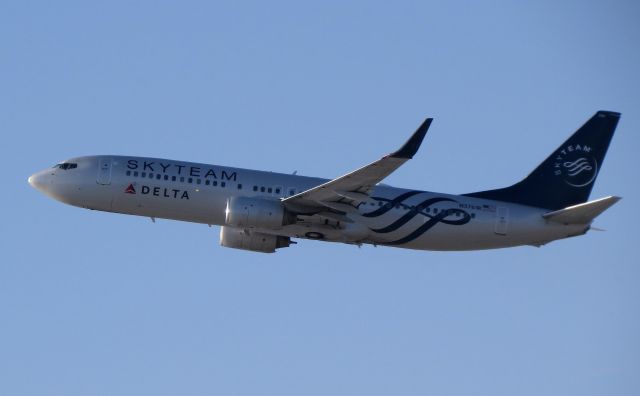 Boeing 737-800 (N3761R) - Skyteam