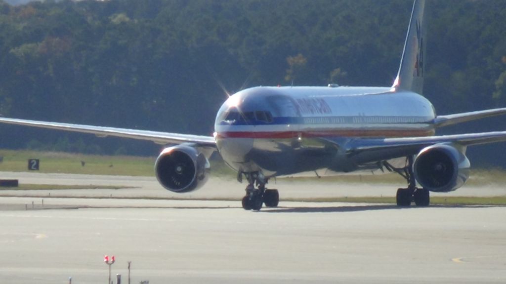 BOEING 767-300 (N352AA) - American 173 turning into the gate.