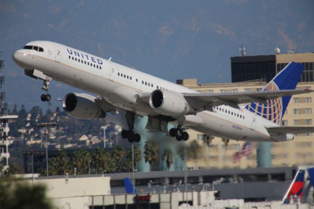 Boeing 757-200 (N524UA)