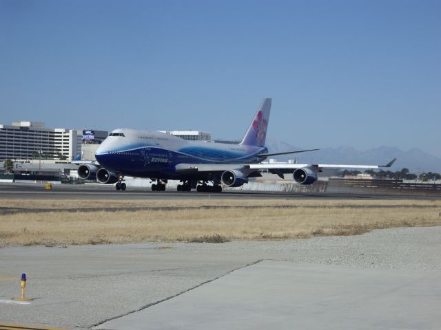 Boeing 747-400 (B-18210) - China Airlines in Dreamliner paint scheme spooling up on 25R at LAX.