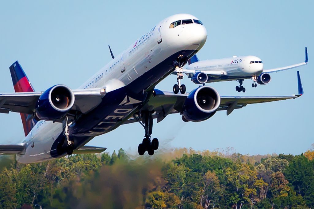 Boeing 757-200 (N544US) - DAL B752 N544US departing Detroit-Metro 21R with sister B763 N169DZ arriving on 21L