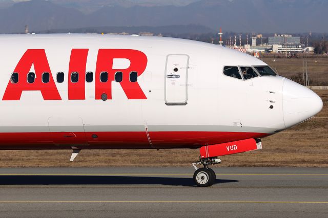 Boeing 737-700 (9H-VUD)