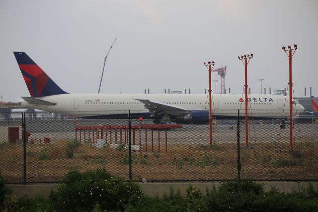 BOEING 767-400 (N835MH)