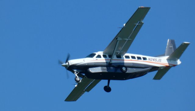 Cessna Caravan (N245JS) - On short final is this 2014 Cessna 208B Caravan in the Summer of 2023.