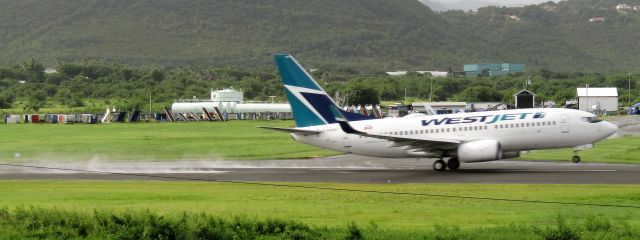 Boeing 737-700 (C-FWSY)