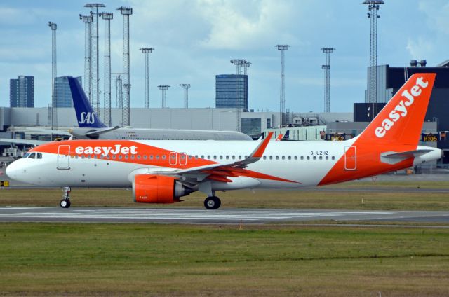 Airbus A320 (G-UZHZ) - Treshold V1 RWY22L
