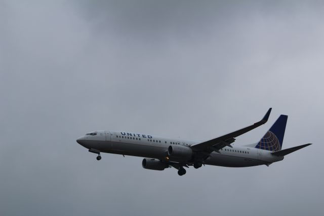 Boeing 737-900 (N27421) - UAL1726 from KPHX, approaching Runway 28.