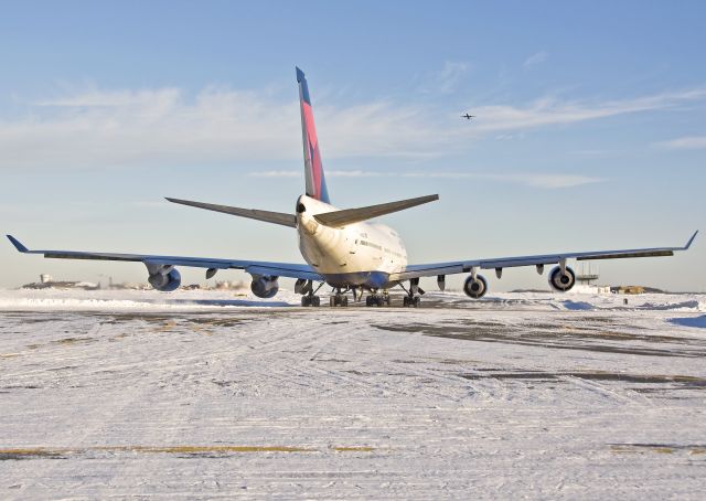 Boeing 747-400 (N668US) - Delta B747-400 N668US outbound on C to 33L