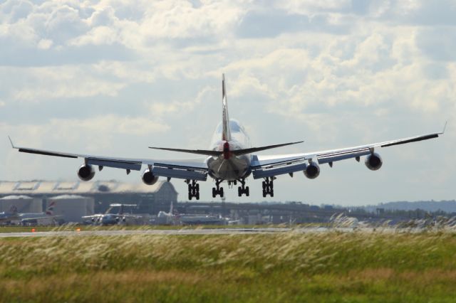 Boeing 747-200 — - British Airways B747-436 landing in a strong cross wind.