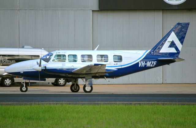 Piper Navajo (VH-MZF)