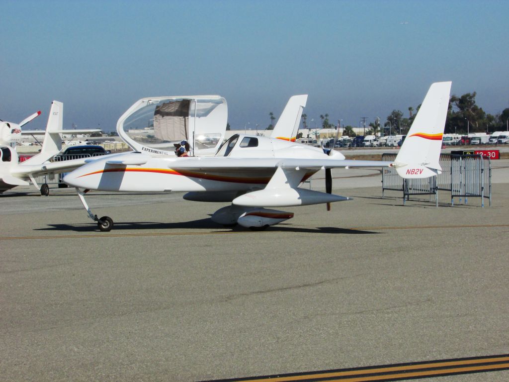 RUTAN Cozy (N82V) - Taxiing to display area