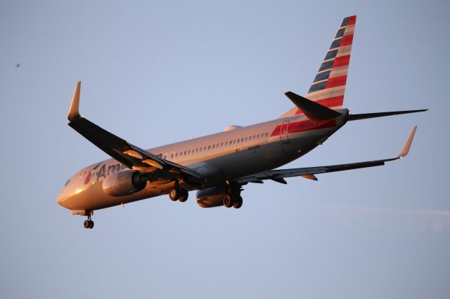 Boeing 737-800 (N966NN)