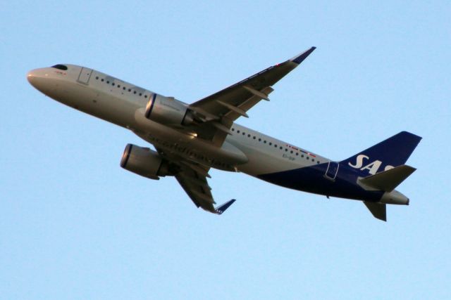 Airbus A320neo (EI-SIP) - Airborne off rwy 27R on 26-Sep-22 operating flight SZS528 to ESSA on its first revenue round trip.