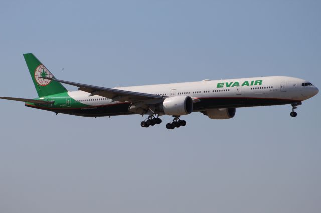 BOEING 777-300ER (B-16711) - EVA Air 777-300ER landing on runway 10C at Chicago O'hare from Taipei