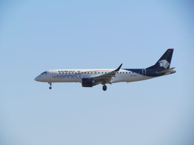 Embraer ERJ-190 (XA-GAX) - Aeromexico´s Connect E190 landing on the 05R runway, at  the Mexico City Airport.