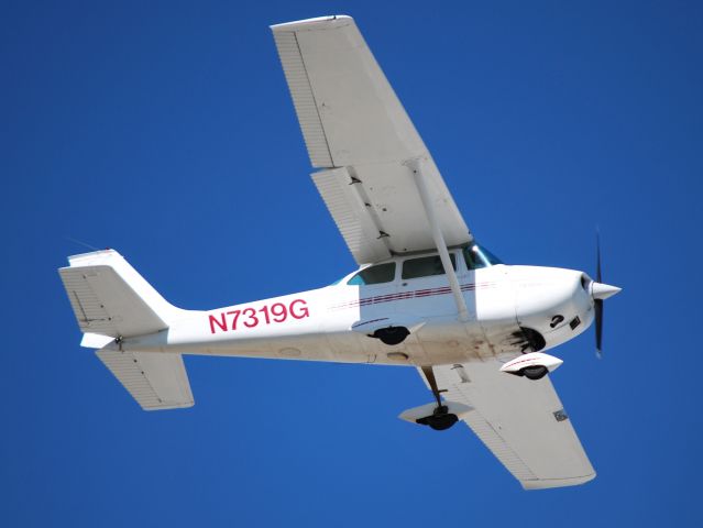 Cessna Skyhawk (N7319G) - WILGROVE AVIATION LLC on final for runway 2 at KJQF - 5/25/13